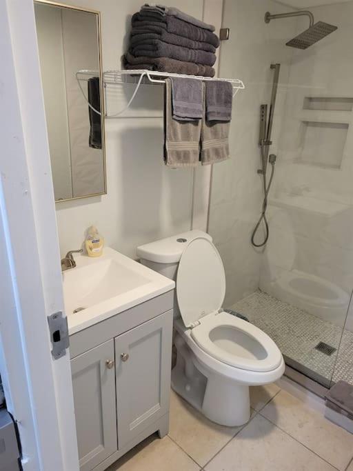 River Delight,Studio109, Beach & Pool Steps Away + Wifi 러스킨 외부 사진